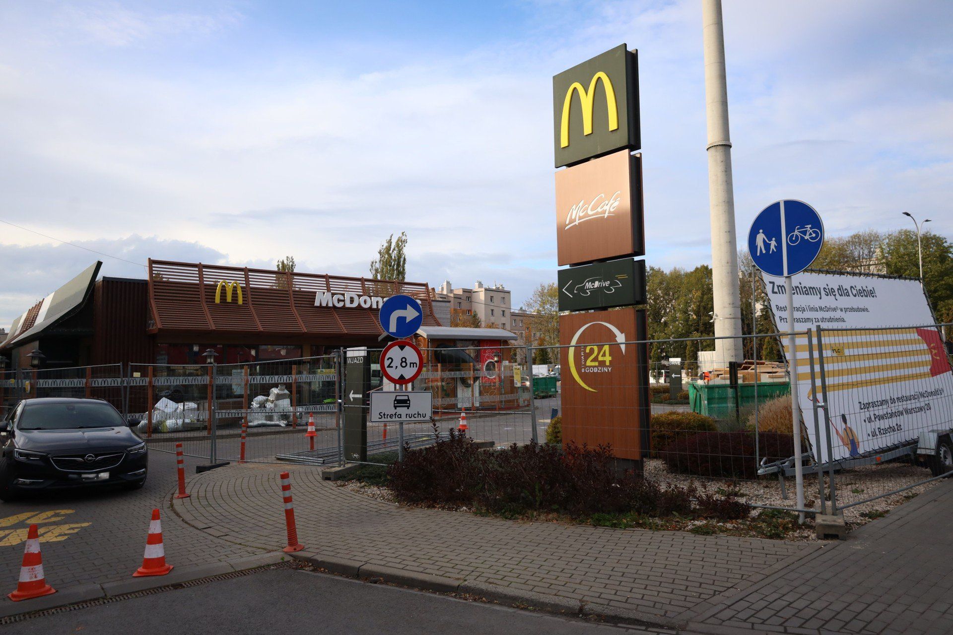 Tymczasowo zamknięta restauracja McDonald`s przy ulicy Lwowskiej 6