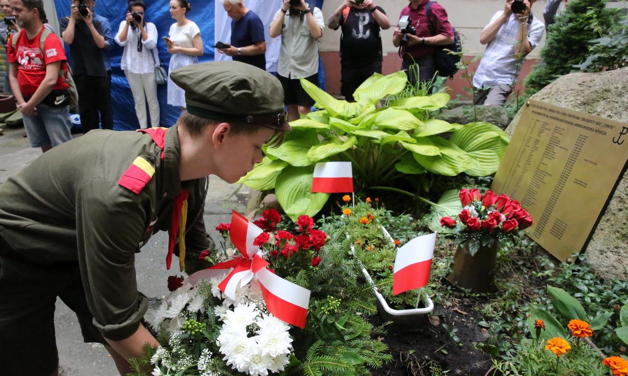 76. rocznica wybuchu Powstania Warszawskiego. Dzieci sprzątają groby powstańców