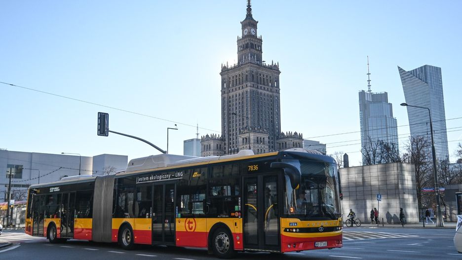 Autobus miejski w centrum Warszawy
