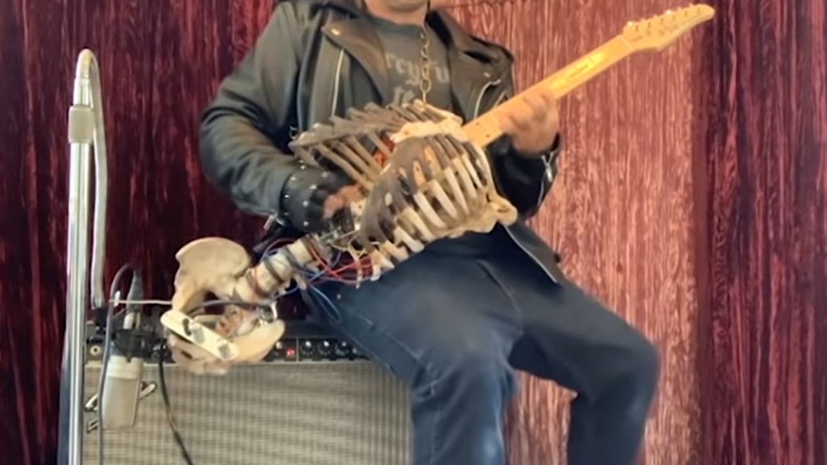 Mężczyzna zagrał na gitarze ze szkieletu
