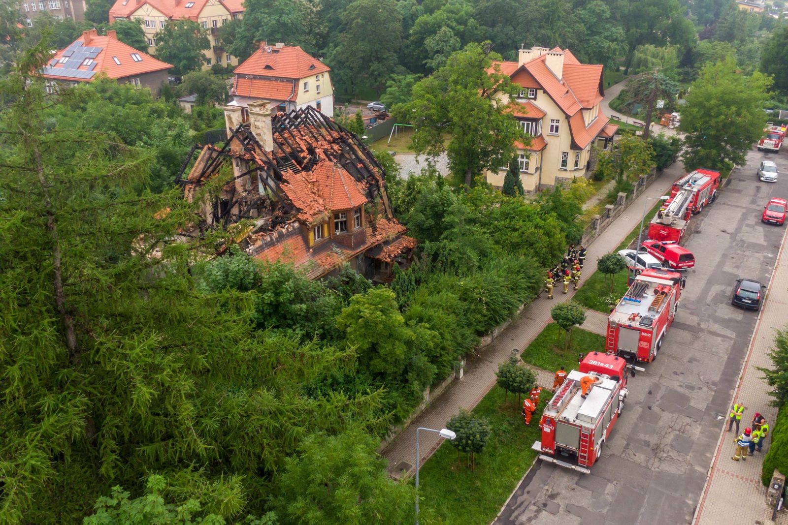 Na miejscu działało  11 zastępów straży pożarnej oraz Grupy Poszukiwawczo-Ratownicze OSP z Wałbrzycha i z Wrocławia 