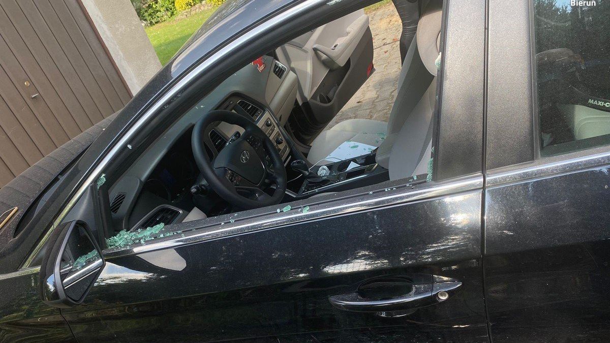 Policjanci z Bierunia wybili w szybie auto i wydostali małego chłopca