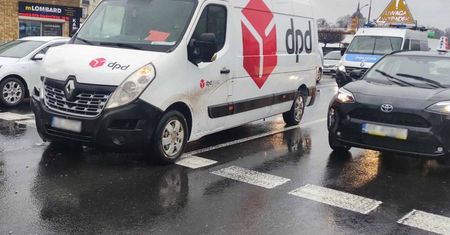 Kurier wjechał busem w tył osobówki. Spore utrudnienia w centrum Lublina