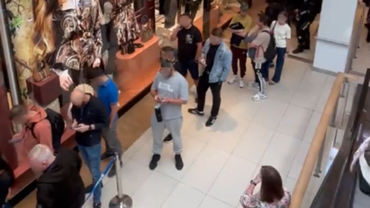 Mnóstwo osób w kolejce. 