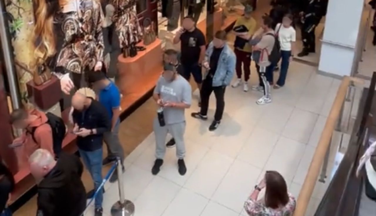 Kolejka nie miała końca. Niesie się nagranie z Gdyni