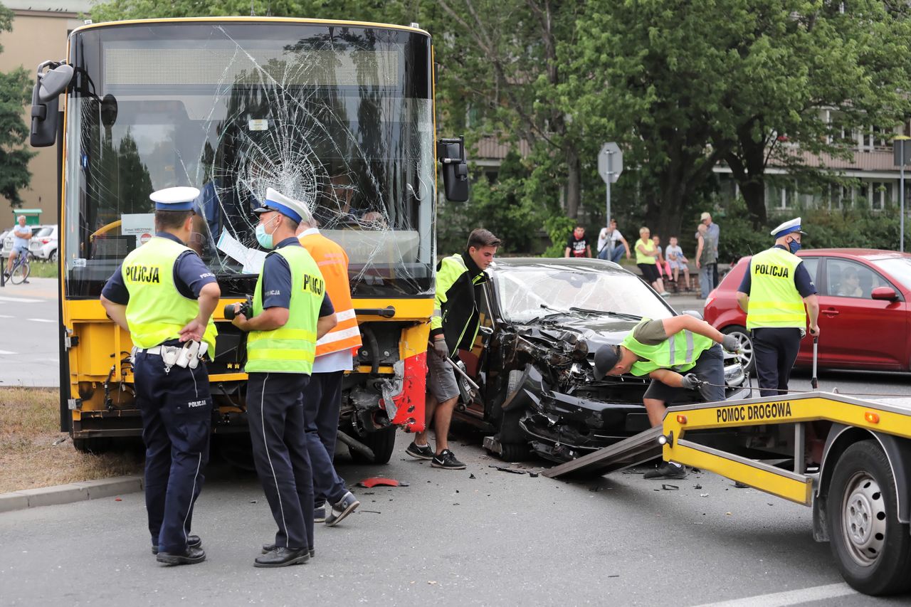 Warszawa. Zderzenie osobówki i autobusu Arrivy. Są ranni