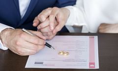 Kobieta i mężczyzna znikają z formularzy małżeńskich. Pierwsza gmina mówi temu "nie"