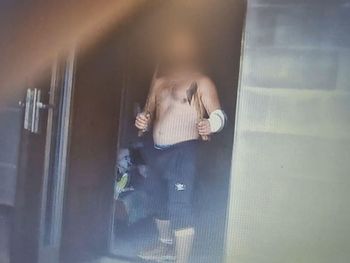 Wielkopolska: W rękach dwie siekiery. Zaatakował sąsiadkę, a potem policjantów
