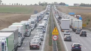Korek na dolnośląskim odcinku autostrady A4. Sznur aut stoi na trasie z Legnicy do Wrocławia. Jeden pas zablokowany