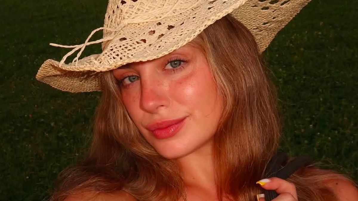 Wiktoria Gąsiewska WYGRZEWA SIĘ na leżaczku w bikini