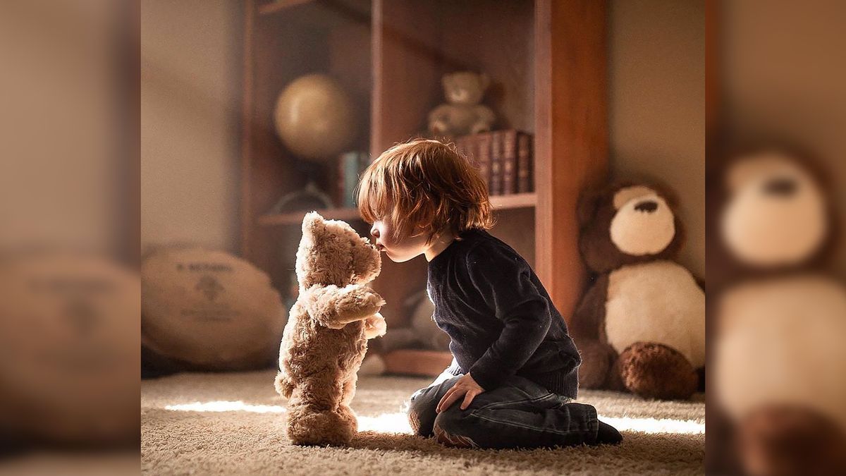 Kreatywny ojciec robi piękne zdjęcia swoim pociechom w towarzystwie misia 1