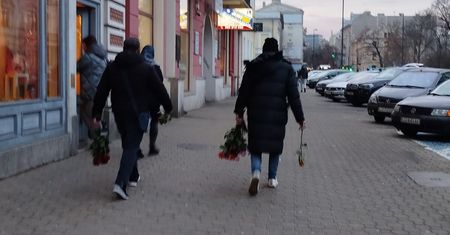 Wrócili oszuści wciskający przechodniom róże. Po wręczeniu kwiatu żądają pieniędzy na rzekome leczenie dziecka