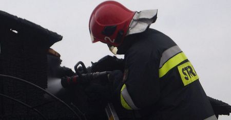 Z budynku wydobywał się dym. Przed drzwiami leżały zwłoki kobiety
