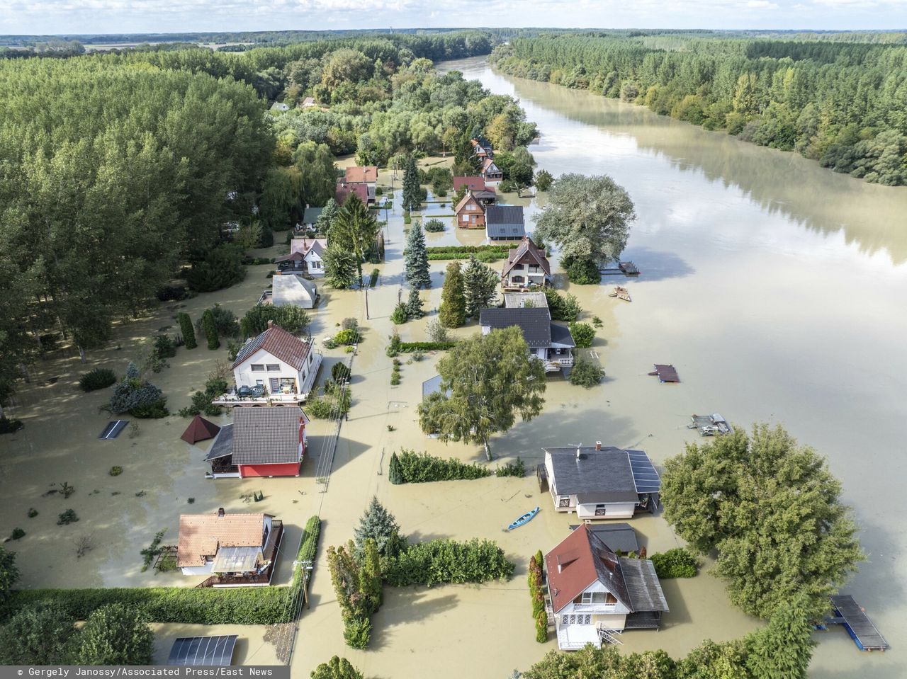 Z przerażeniem patrzą na Dunaj. Rośnie poziom wody