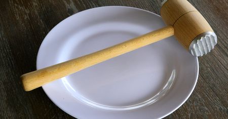 Kratka czy paski? Wzór na tłuczku do mięsa ma ukryte znaczenie