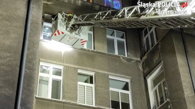 Częstochowa. W ujęciu mężczyzny zakażonego koronawirusem pomogła straż pożarna.
