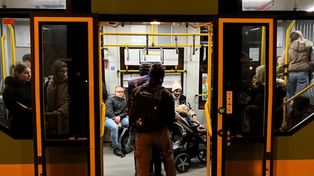 Poznań: Nocne prace torowe w centrum miasta. Naprawa torowiska bez ciężkiego sprzętu