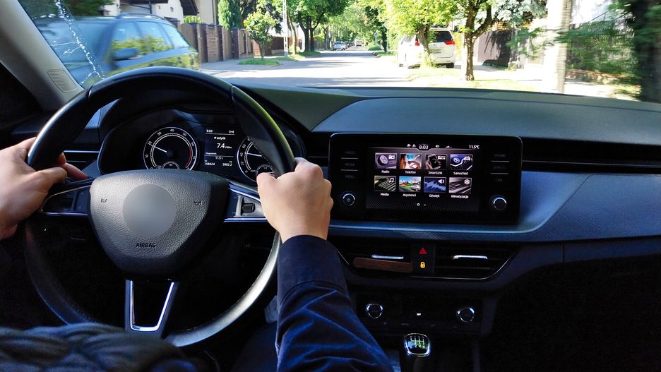 Samochody są coraz bardziej skomplikowane. To może rozpraszać kierowców