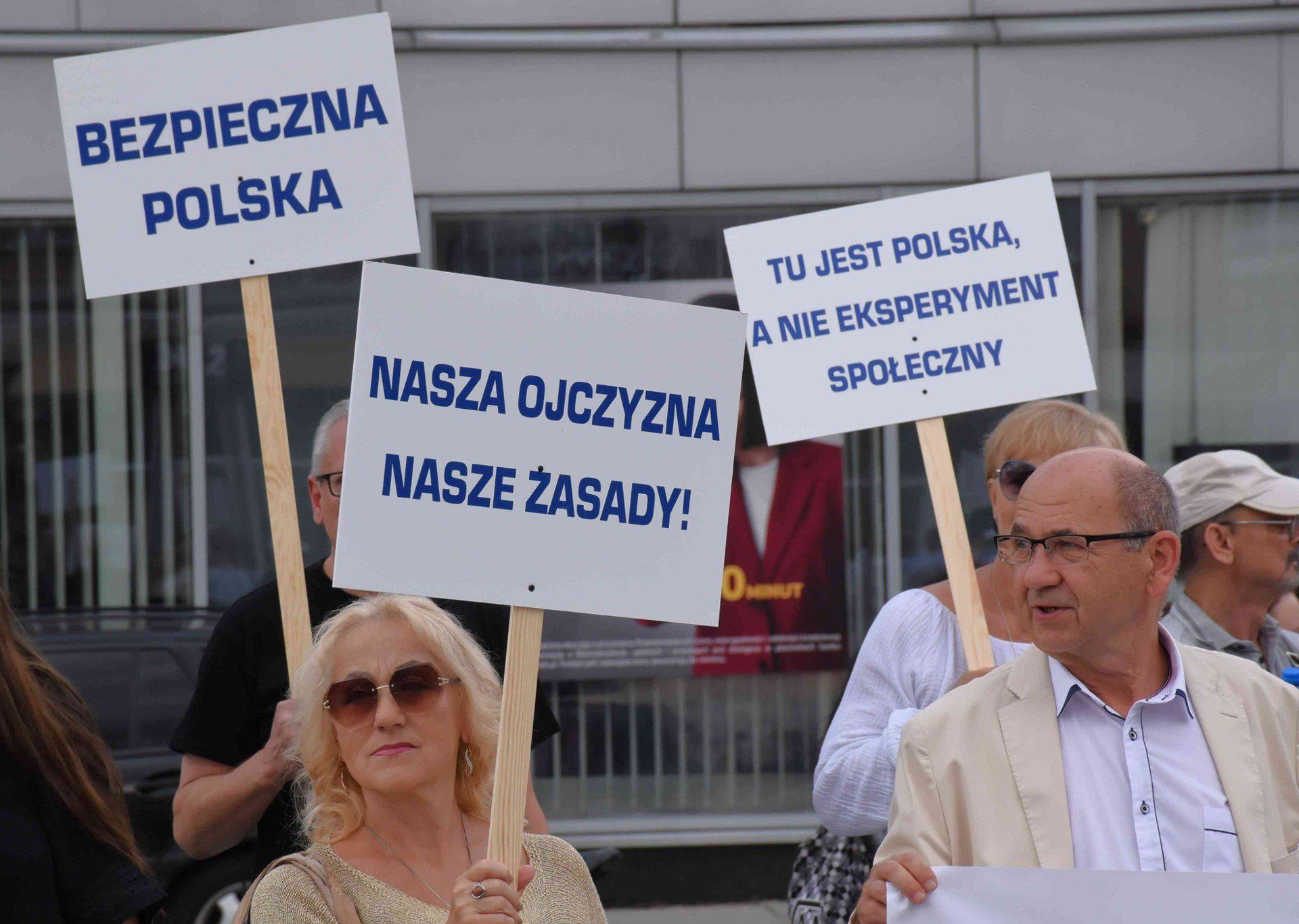 Protest przeciw nielegalnej imigracji na Rynku w Inowrocławiu