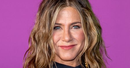 Surferskie fale na zimę. Jennifer Aniston lansuje fryzurę "California girl"
