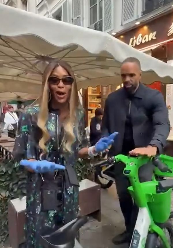 Naomi Campbell w rękawiczkach pruje przez Paryż na rowerze