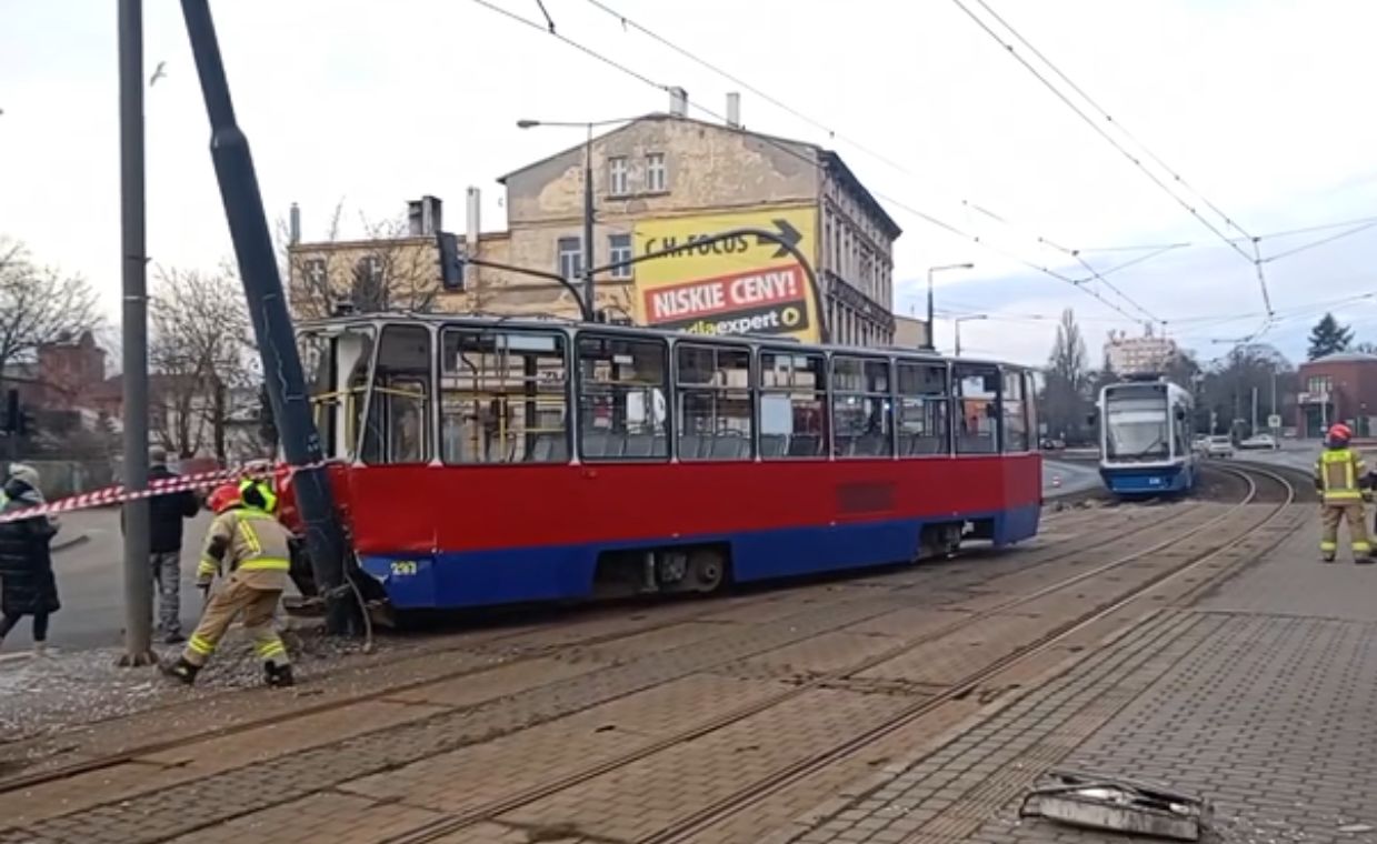 Tramwaj uderzył w słup. Trzy osoby ranne