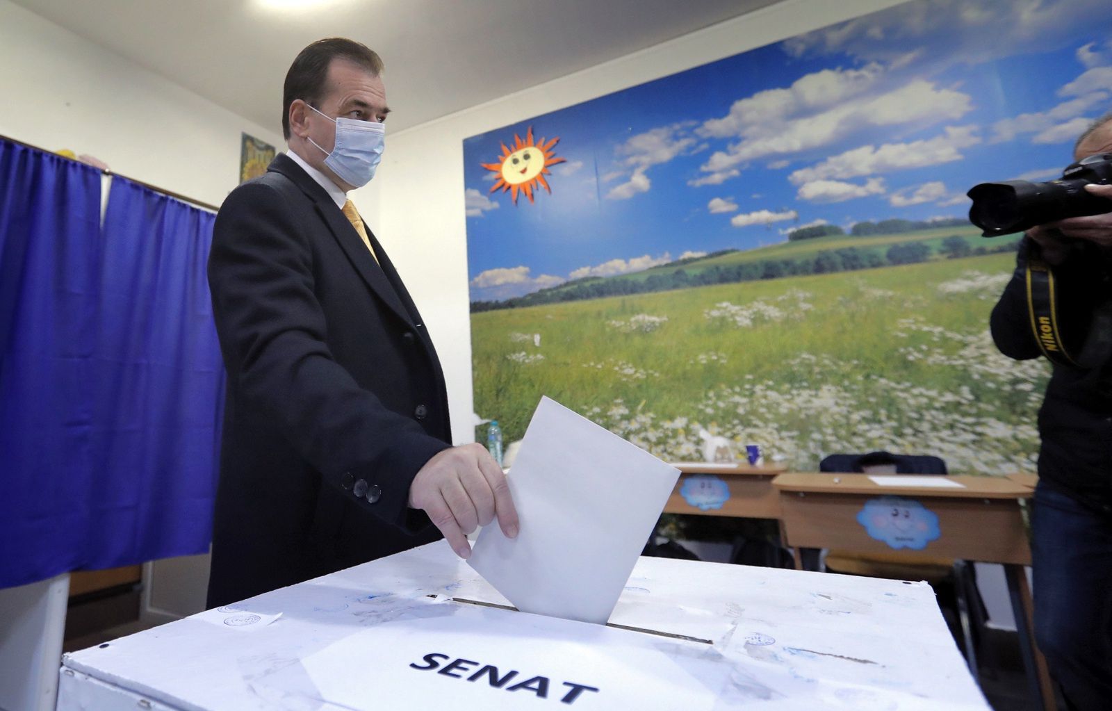 Wybory w Rumunii. Exit polls wskazują na dwa scenariusze. Tragiczna frekwencja