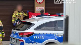 Na chodniku przed blokiem w Ząbkach znaleziono ciało kobiety. Na miejscu pracuje policja pod nadzorem prokuratora