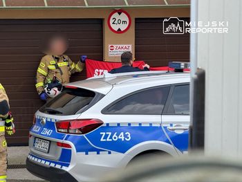 Na chodniku przed blokiem w Ząbkach znaleziono ciało kobiety. Na miejscu pracuje policja pod nadzorem prokuratora