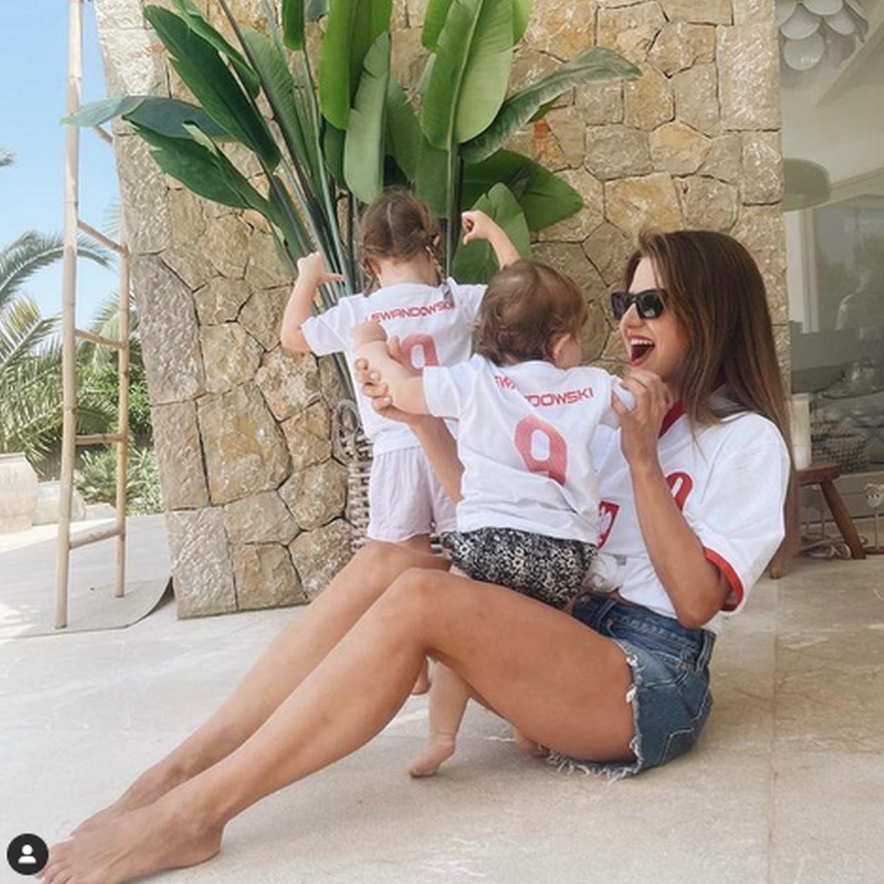 Anna Lewandowska moczy się w basenie córek