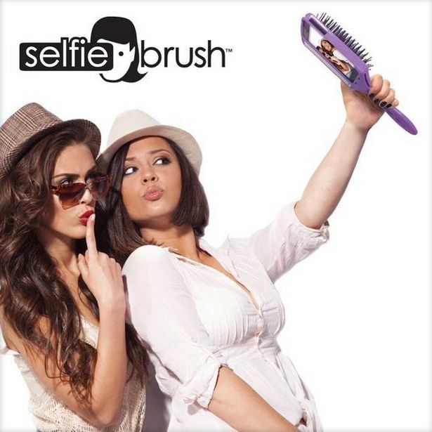 Selfie Brush - tylko dla kobiet! Nietypowa obudowa łączy przyjemne z pożytecznym 2