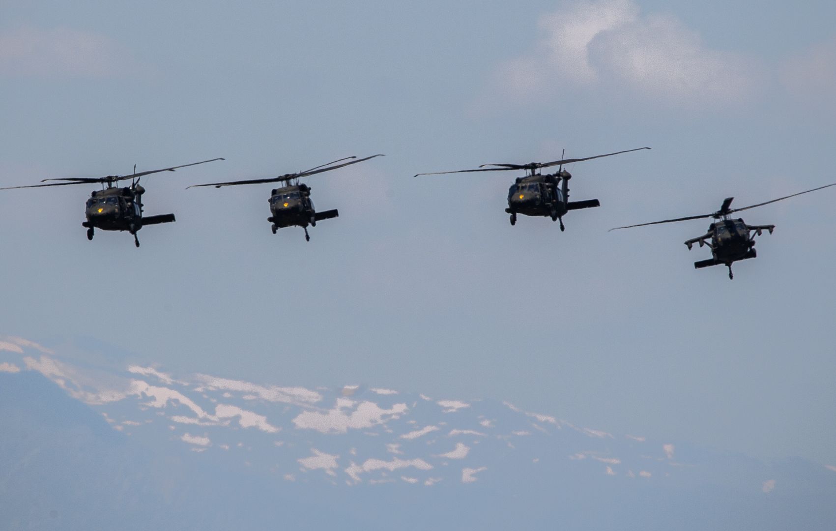 US Army helicopters UH-60 Blackhawk fly by during the NATO exercise 'Swift Respone 22' at the Krivolak Army Training Area, near Negotino, Republic of North Macedonia, 12 May 2022. NATO exercise 'Swift Respone 22' is part of the exercise 'DEFENDER EUROPE 22' at the Krivolak Army Training Area. Holder of combat power is the 16th Air Assault Brigade UK along with the US Army and members of Italian army. EPA/GEORGI LICOVSKI Dostawca: PAP/EPA.