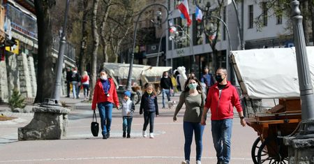 Długi weekend w Zakopanem. Oficjalnie hotele i pensjonaty są zamknięte, ale jakimś cudem turyści przyjechali