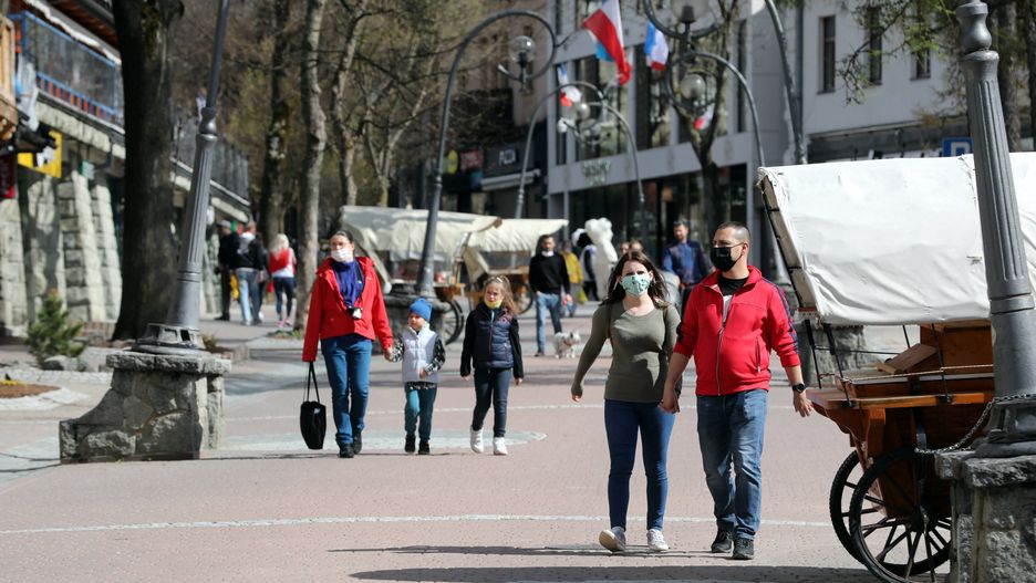 Koronawirus. Długi weekend w Zakopanem. Turyści już pojawili się na Krupówkach