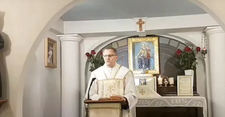Nie przywitała się z księdzem. "Obowiązek, aby przyprowadzić dziecko"