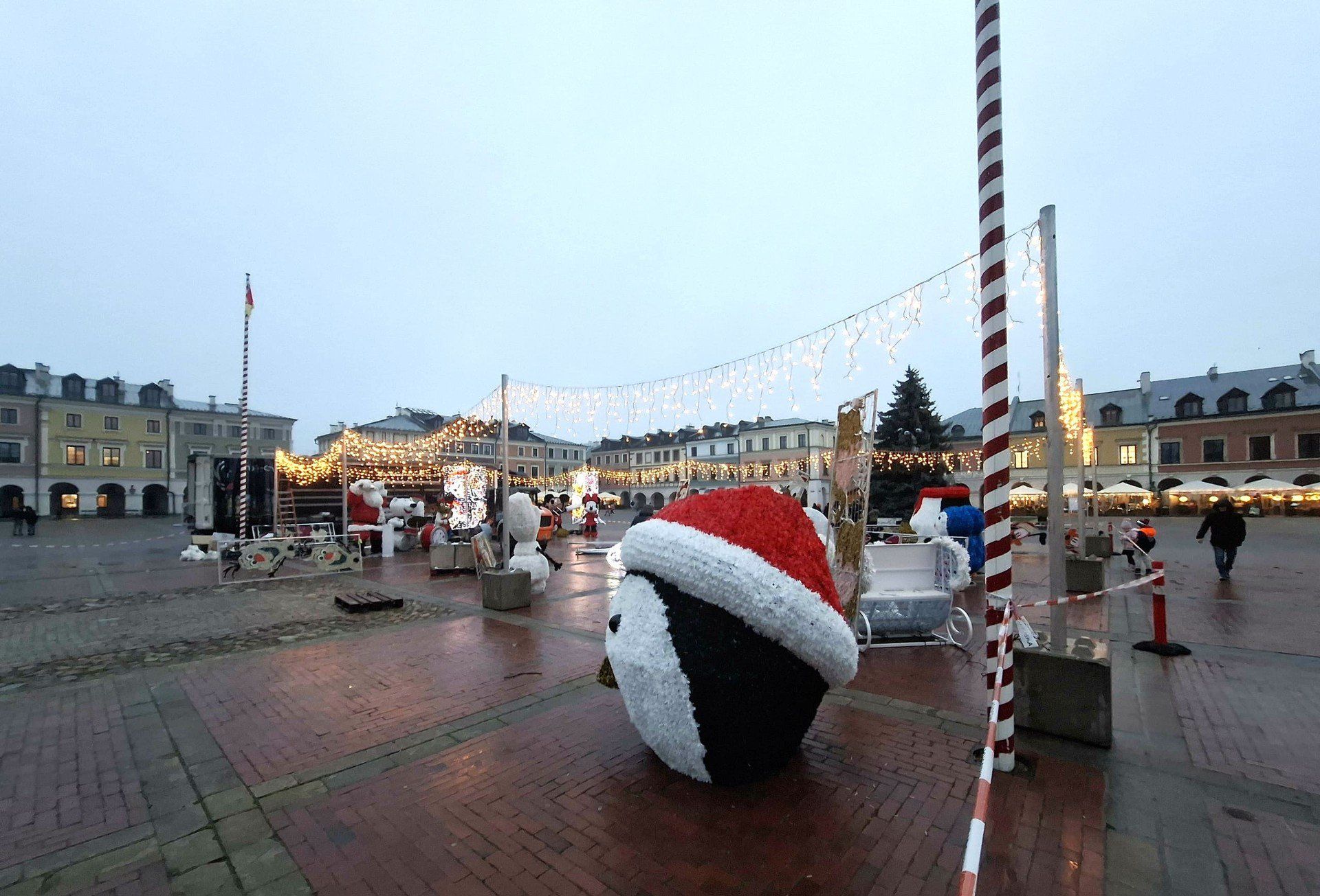 Na zamojskim Rynku Wielkim powstają świąteczne dekoracje. Tak to wyglądało wczoraj