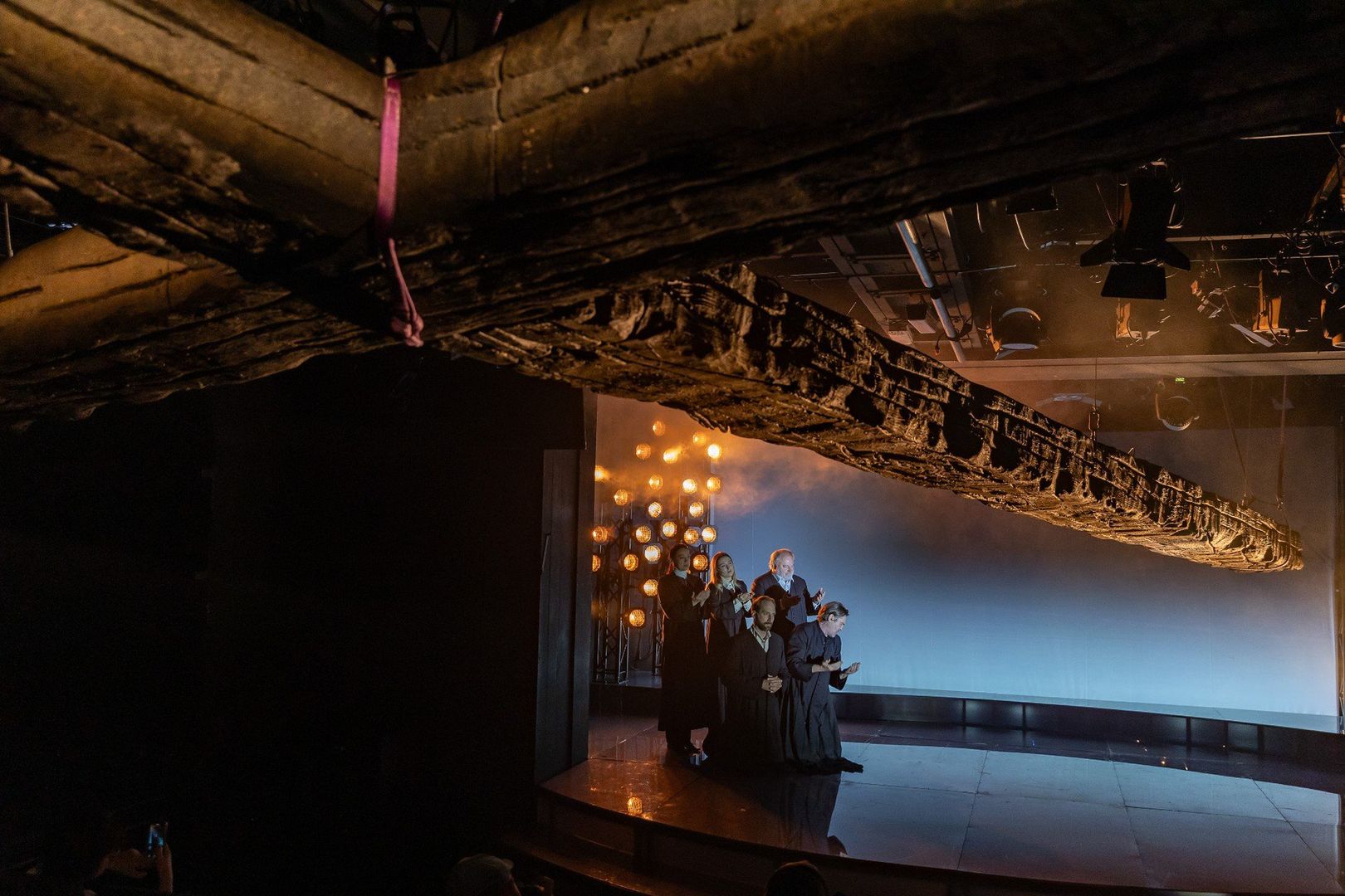 Katarzyna Kozyra przeprowadza rewizję procesu Jezusa na scenie Starego Teatru 
