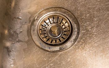 Pokazała, jak oczyścić odpływ w kilka minut. Wystarczą trzy produkty