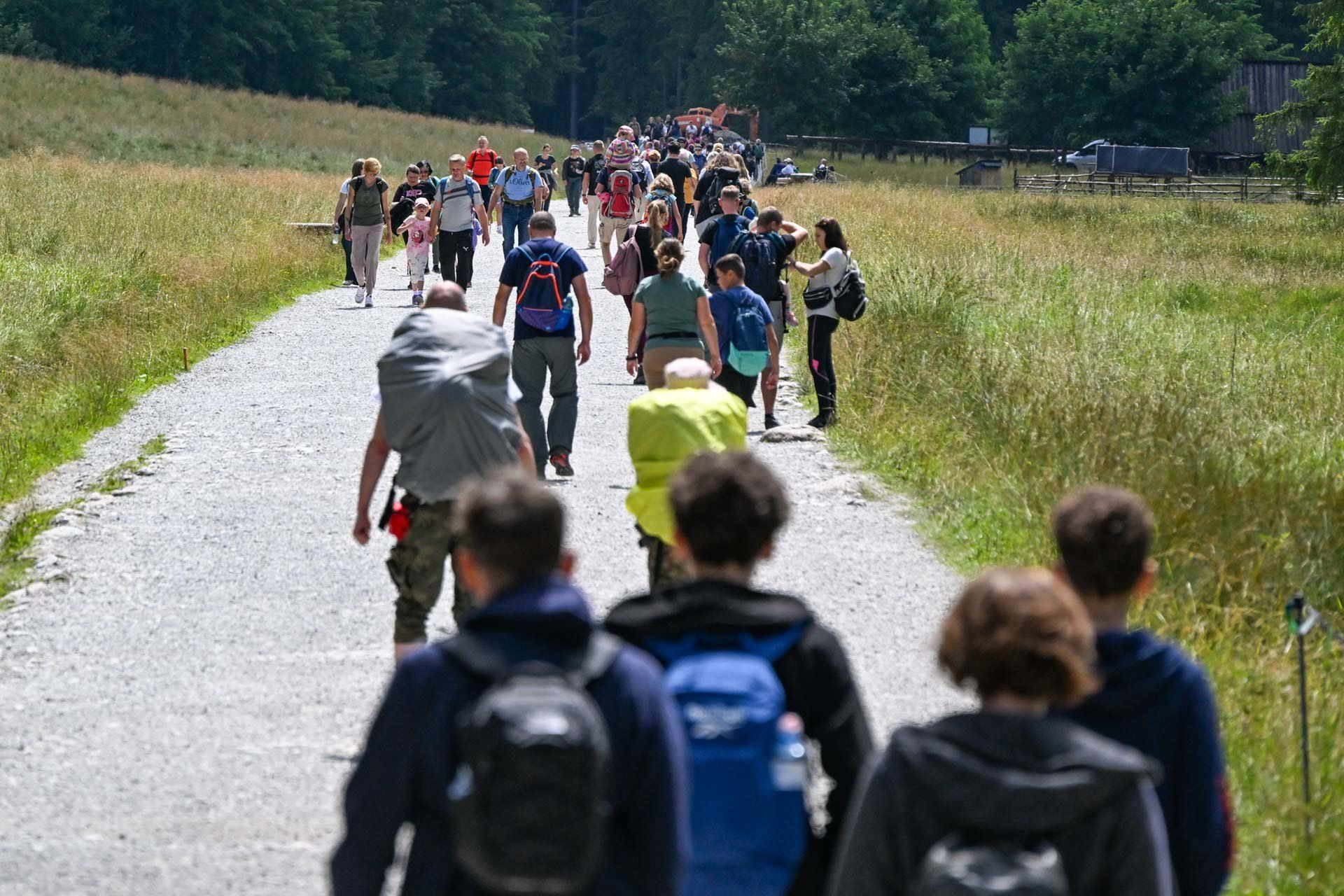 Turyści w Dolinie Kościeliskiej