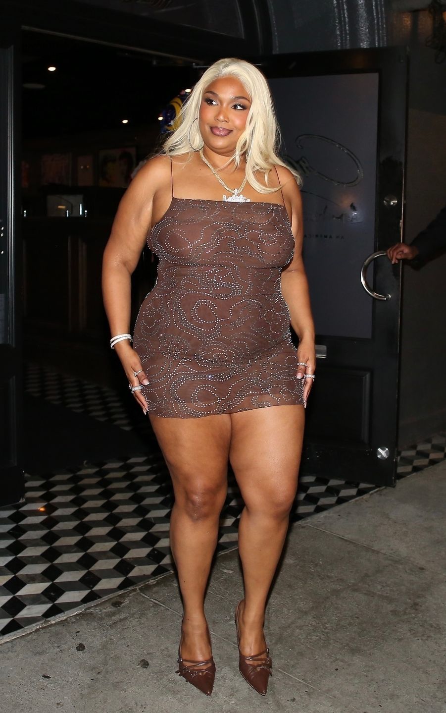 Lizzo w ultrakrótkiej sukience pędzi na kolację