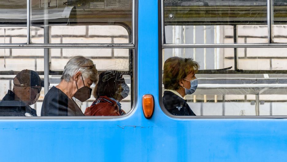 koronawirus covid ludzie miasto transport autobus maseczki