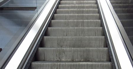 To dlatego schody ruchome mają "szczoteczki". Przyczyna może zaskakiwać