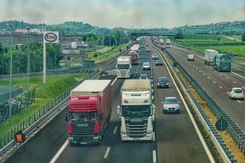 Rosną zaległości branży TSL. Drożejące paliwa biją w polskie firmy