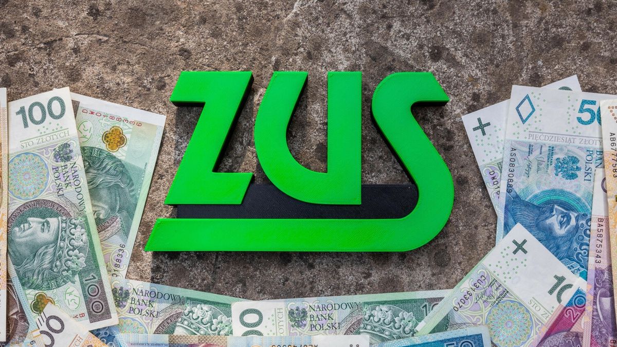 Logo Arkadiusz Zi�?ekFot. Arkadiusz Ziolek/East News. n/z Napis ZUS na tle pieniedzy.ARKADIUSZ ZIOLEK