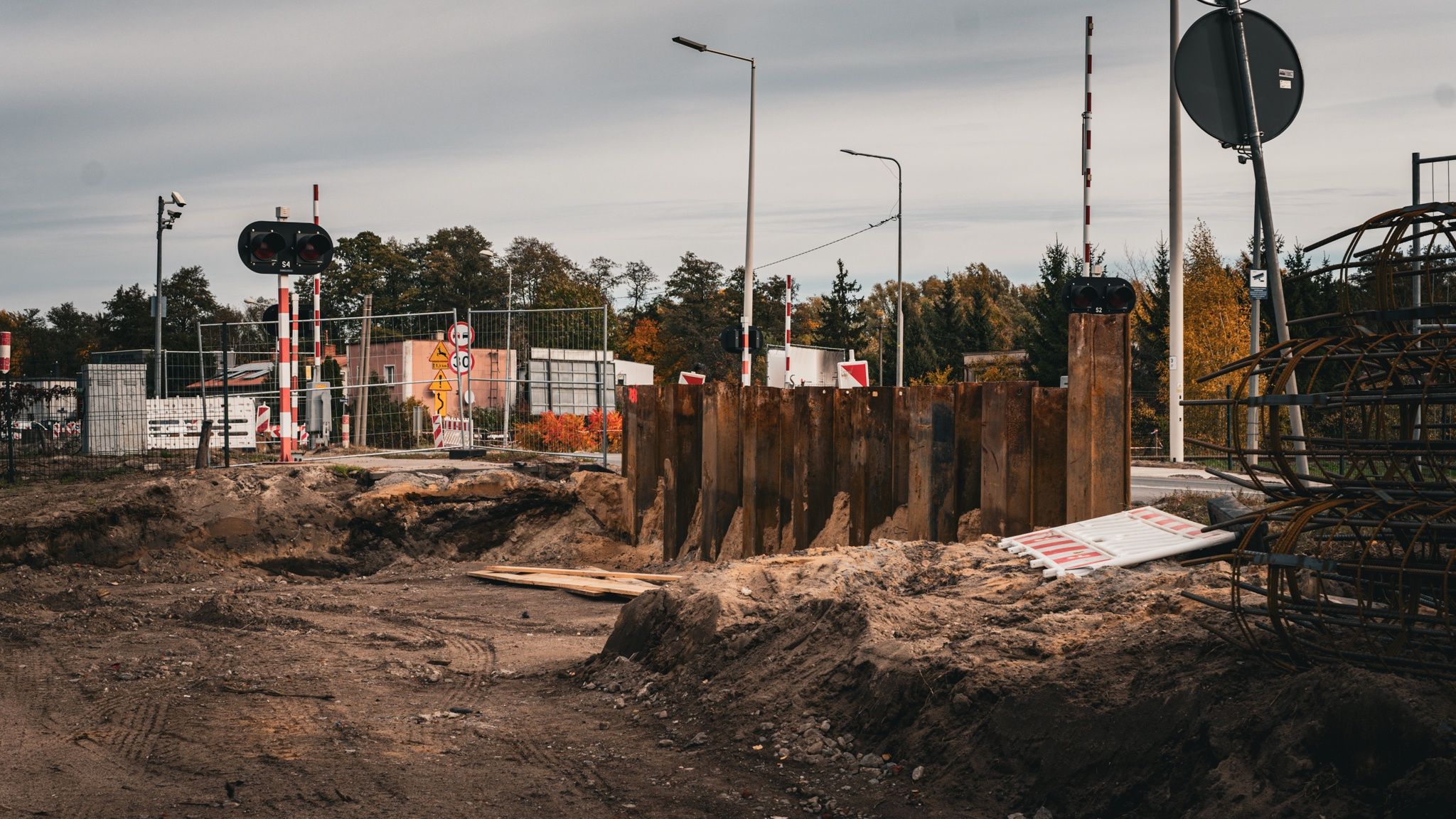 Na ul. Olsztyńskiej w Toruniu trwają prace przy budowie estakady nad torami kolejowymi. 