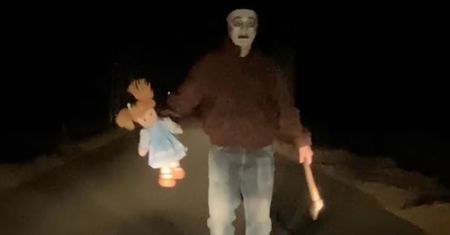 Stał na drodze w masce i z siekierą. Przerażające nagranie z Knurowa