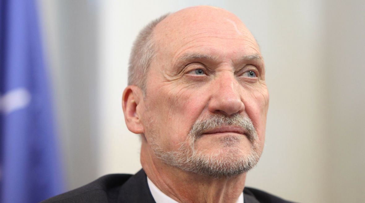 Antoni Macierewicz. O przewodniczącym podkomisji sejmowej posłanka Wasserman mówi: "Antoni Macierewicz wiele ciosów na siebie przyjął, za to jestem mu wdzięczna. Będziemy mogli go oceniać dopiero, gdy zabierze głos, a jego praca zostanie upubliczniona"
