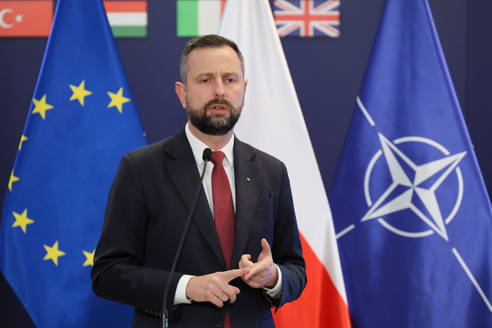 Szef MON mówił o dziurze w wydatkach na obronność