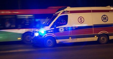 Kierowca trolejbusu chciał uniknąć zderzenia z autem i gwałtownie zahamował