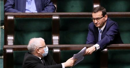Licznik kar bije. Gowin pokazuje, ile Polska musi zapłacić Brukseli